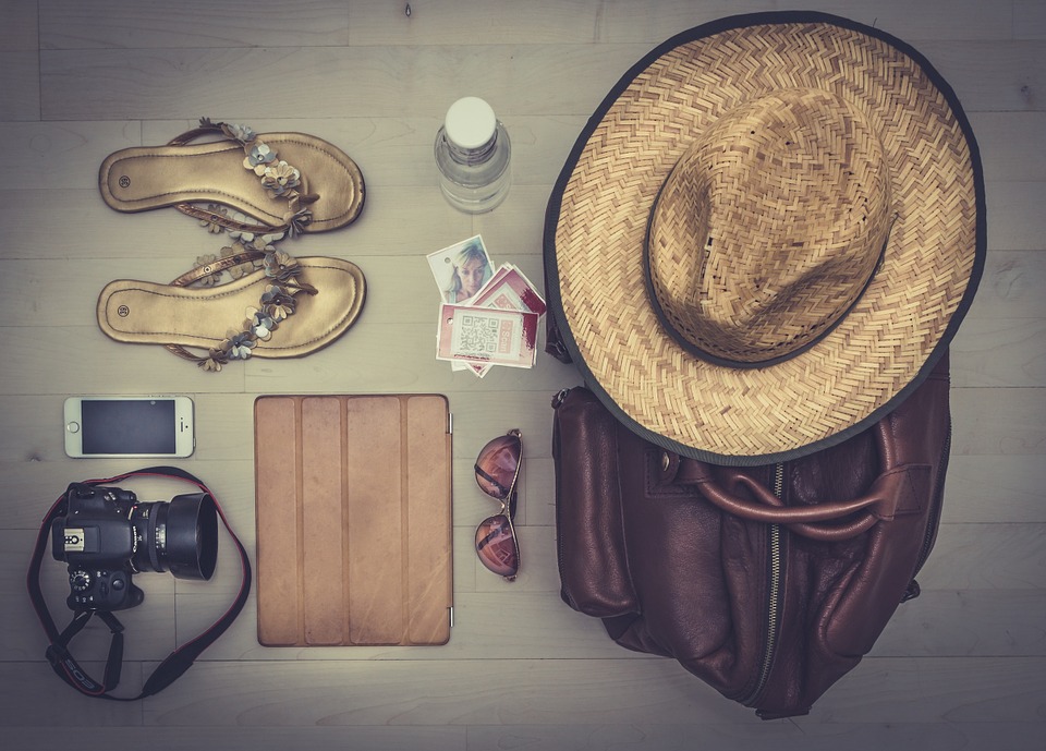 Equipement de vacances : chapeau, tong, lunettes de soleil, passeport